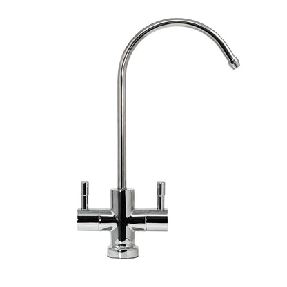 Der 2-Wege Wasserhahn Gardone Chrom ist eine moderne Küchenarmatur mit verchromter Oberfläche, hohem, gebogenem Auslauf und Doppelhebelgriffen - perfekt für gefiltertes Wasser - auf weißem Hintergrund.