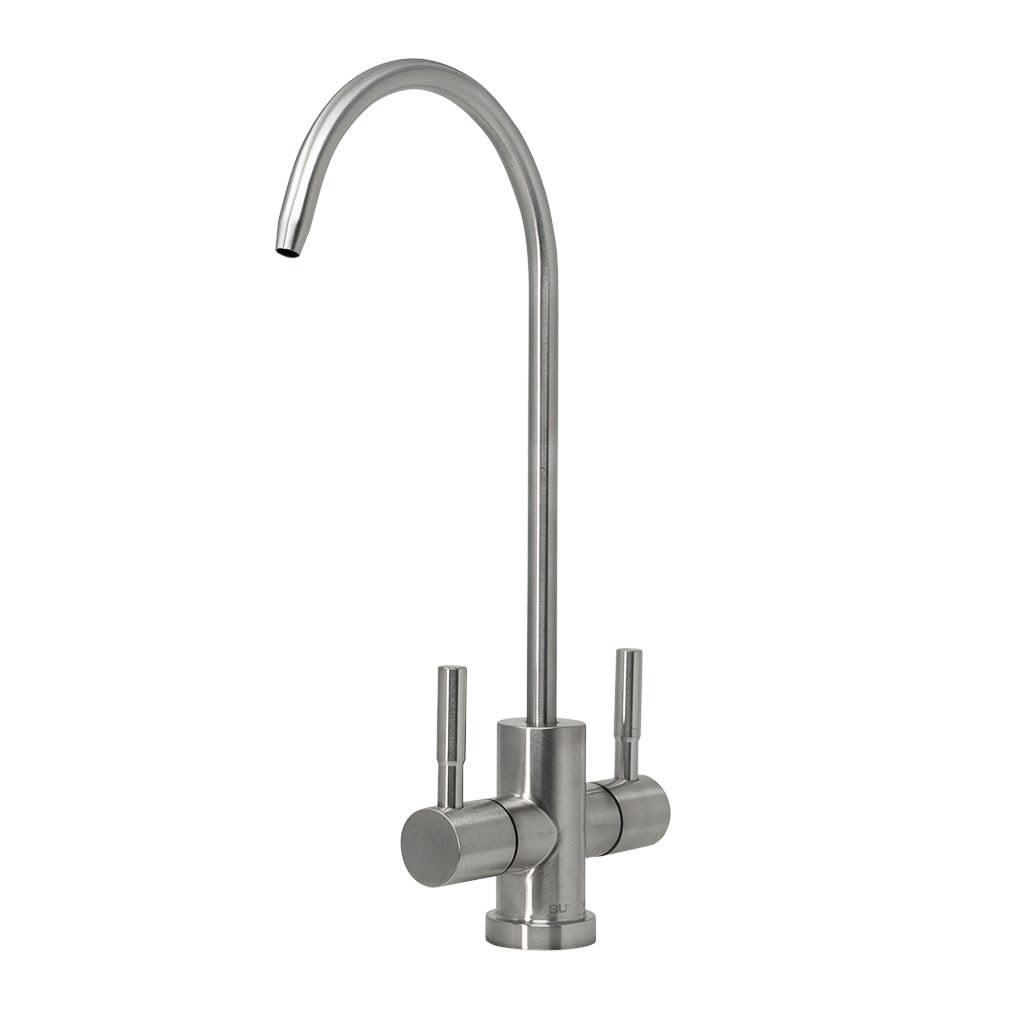 Der 2-Wege Wasserhahn Milena Edelstahl ist eine Küchenarmatur aus Edelstahl mit einem hohen, geschwungenen Auslauf und zwei seitlichen Griffen für heißes und kaltes Wasser, ideal sowohl für Leitungswasser als auch für gefiltertes Wasser, dargestellt auf einem schlichten weißen Hintergrund.