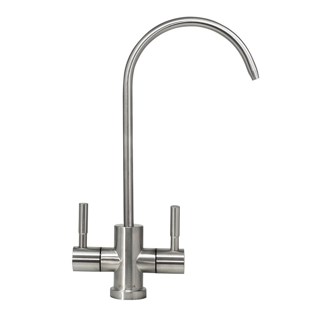 Der 2-Wege Wasserhahn Milena Edelstahl ist eine moderne Küchenarmatur aus Edelstahl mit einem hohen, gebogenen Auslauf, zwei seitlichen Griffen und Kompatibilität mit dem Brita-Enthärtungssystem für gefiltertes Wasser.