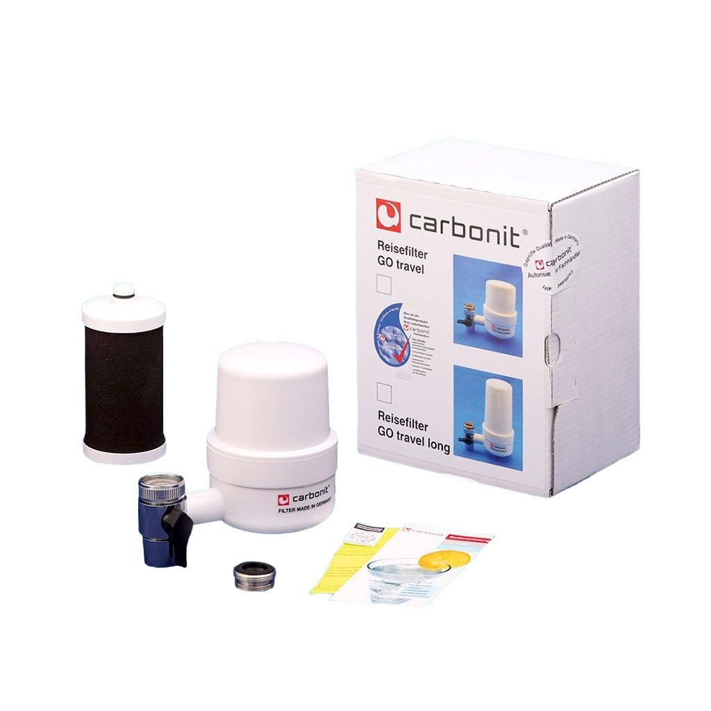 Der Carbonit GO travel Reisefilter von Carbonit ist ein tragbares Wasserfilterset für unterwegs, bestehend aus einem weißen Gerät, einer schwarzen Kartusche, einem Anschlussstück, einem Metallring, einer Anleitung und einer Verpackung - ideal für sauberes Trinkwasser unterwegs.