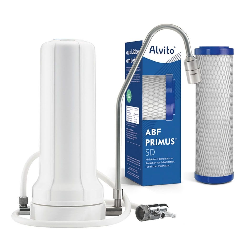 Das Alvito Auftischfilter-Set-Nature ist ein weißes Auftisch-Wasserfiltersystem mit Edelstahl-Auslauf, Silikonschlauch und Umlenkventil und separatem Aktivkohle-Blockfilter, der in einer blau-weißen Alvito ABF Primus SD-Verpackung geliefert wird. 
