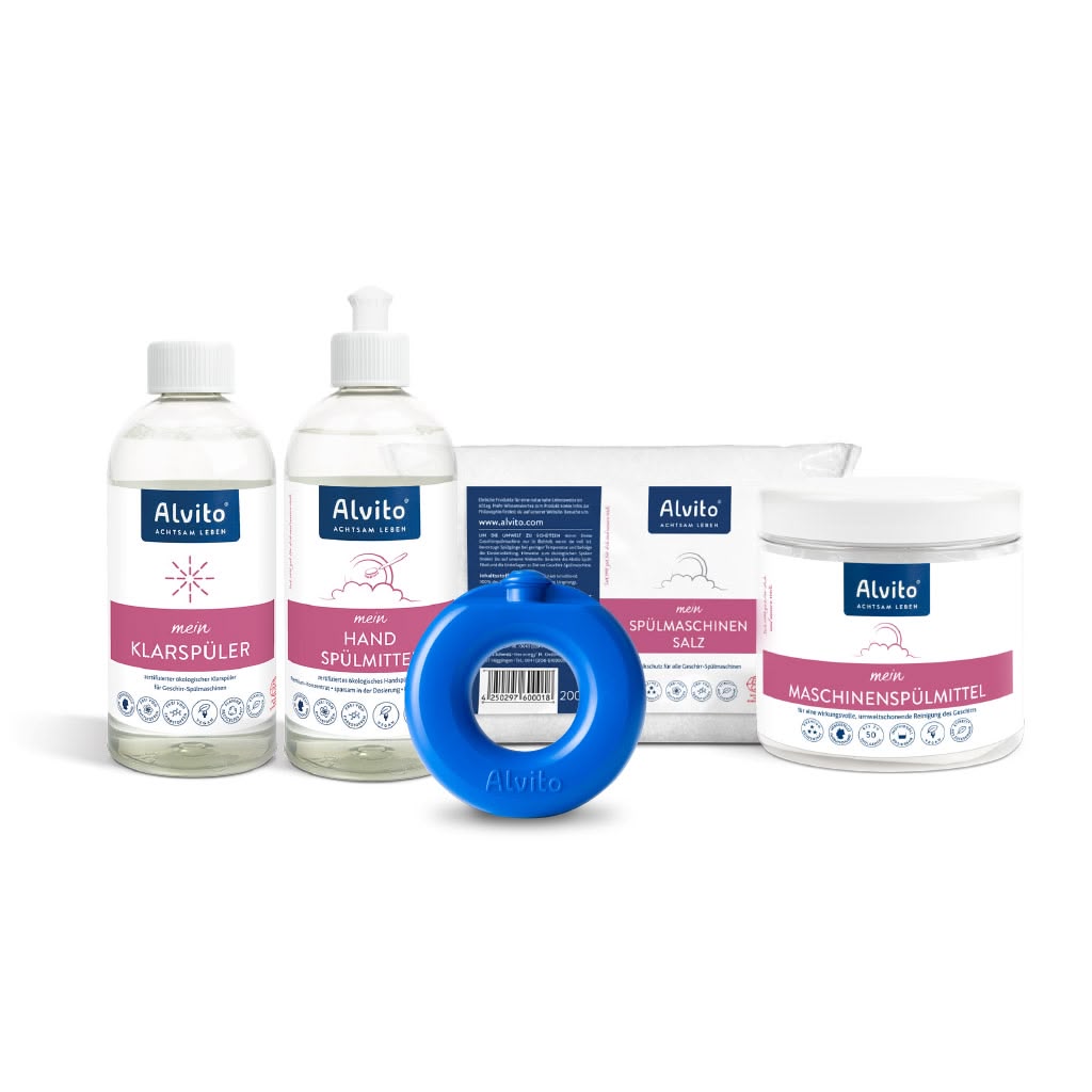 Das Alvito Spülsystem Komplett-Set besteht aus fünf Artikeln: Klarspüler, flüssiges Handgeschirrspülmittel mit Pumpe, Geschirrspülpulver, Spülmaschinensalz und einem blauen runden Zubehörteil. Alle Produkte sind mit weißen und rosa Etiketten versehen.