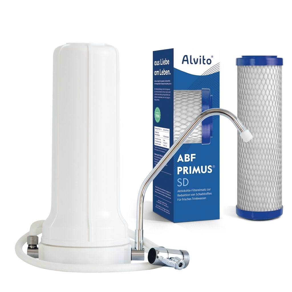 Das Alvito Wasserhahnfilter Set Pure beinhaltet einen weißen Metallhahn, eine blau-weiße Aktivkohle-Blockfilterkartusche und eine blaue "Alvito ABF PRIMUS SD"-Dose - arrangiert auf weißem Hintergrund für frisches, gefiltertes Wasser.