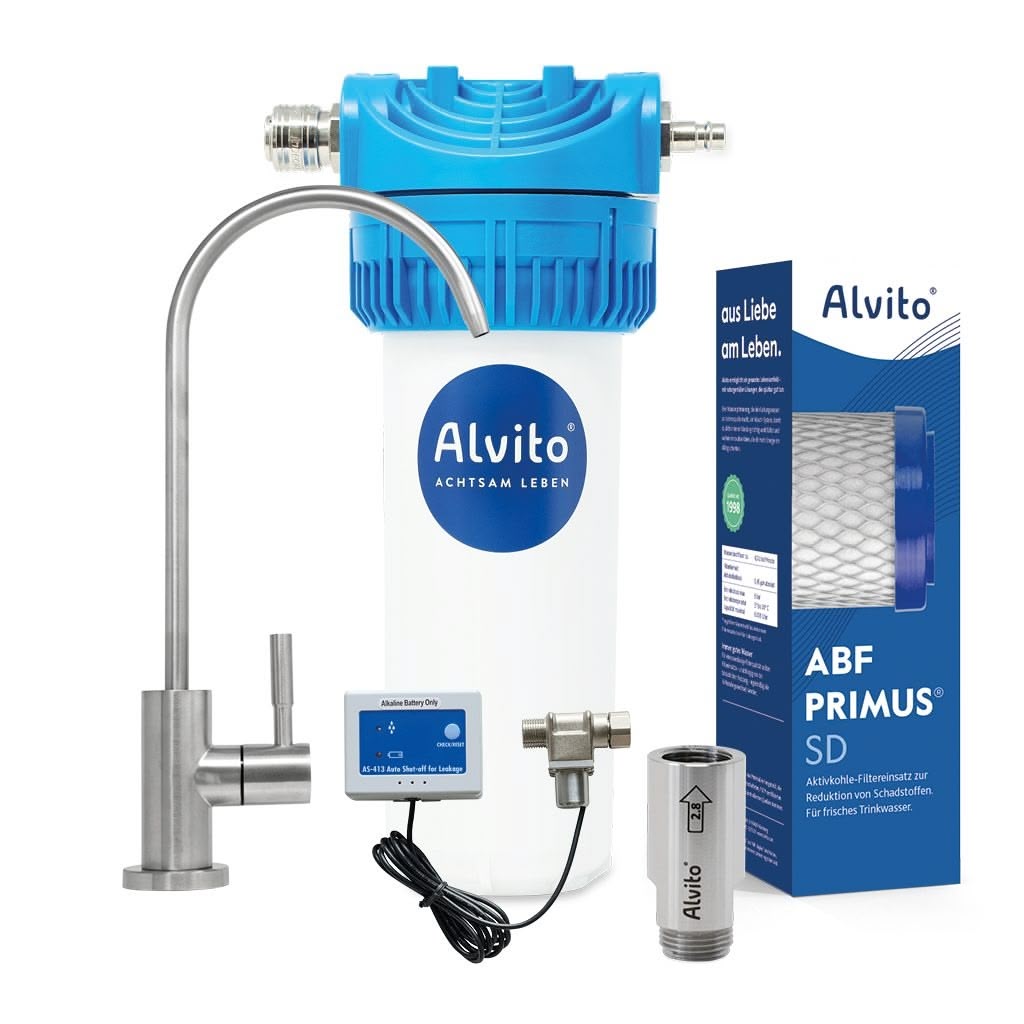 Das Alvito Untertisch-Wasserfilter-Set Split Pro besteht aus einem blau/weißen Aktivkohle-Blockfilter, einer Edelstahlarmatur, einem Steuergerät mit Kabel, einem T-Anschluss, einer Alvito-Flasche und einer ABF Primus SD-Box - ideal für die Wasserfilterung zu Hause.