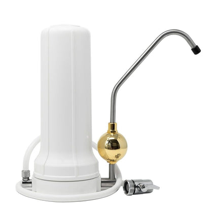 Das Alvito Wasserhahnfilter Set mit UMH Live ist ein weißer Aufsatzwasserfilter mit hohem Zylinder, gebogenem Metallauslauf, goldenem Akzent, weißem Schlauch und silbernem Wasserhahnadapter - ideal für Trinkwasseraufbereitung und Alvito Systeme.