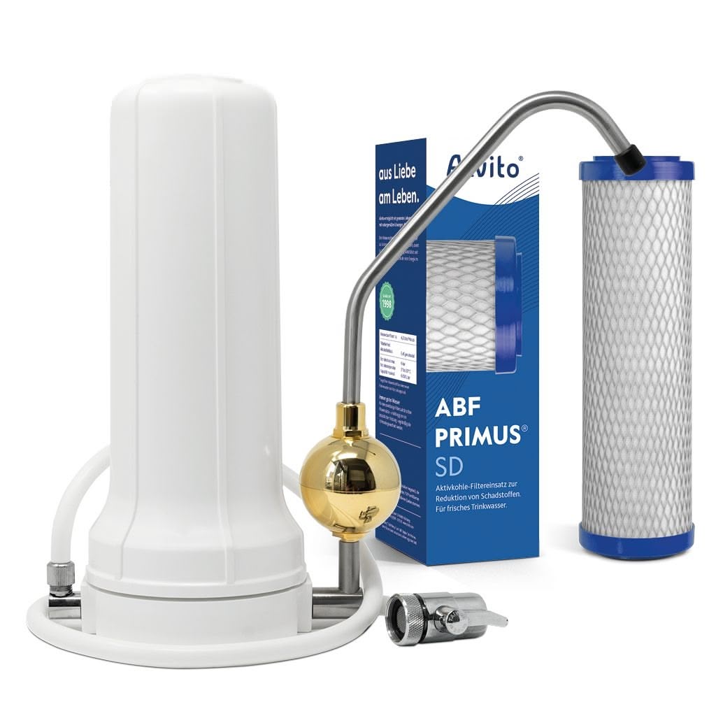 Ein weißes Alvito Wasserhahnfilter Set mit UMH Live mit goldenem Ventil, zylindrischer Filterkartusche, silbernem Wasserhahnaufsatz und blauer ABF PRIMUS SD Box - perfekt für die moderne Trinkwasserfilterung.