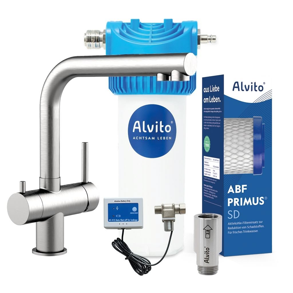Das Alvito Untertisch-Wasserfilter-Set Integral Pro besteht aus einer Edelstahlarmatur, dem ABF Primus SD Kalkschutzfilter, der Steuereinheit mit Kabel, dem Filtergehäuse und den Montageteilen - alles auf weißem Hintergrund.
