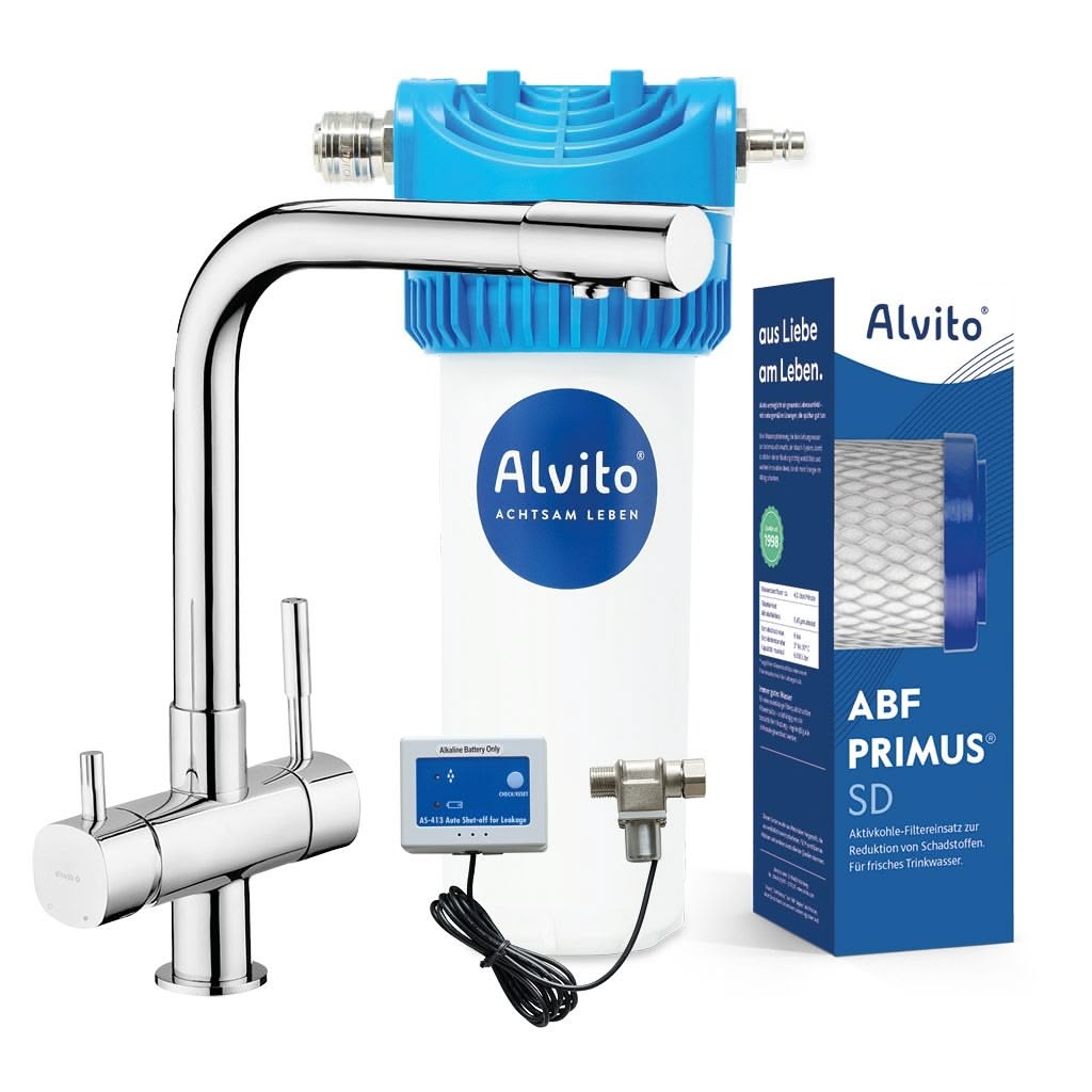 Das Alvito Untertisch-Wasserfilter-Set Integral Pure enthält einen Aktivkohle-Blockfilter, einen verchromten Wasserhahn, eine Digitalanzeige, einen blau-weißen Alvito-Filter, eine Filterpatronenbox und ein Metallventil.