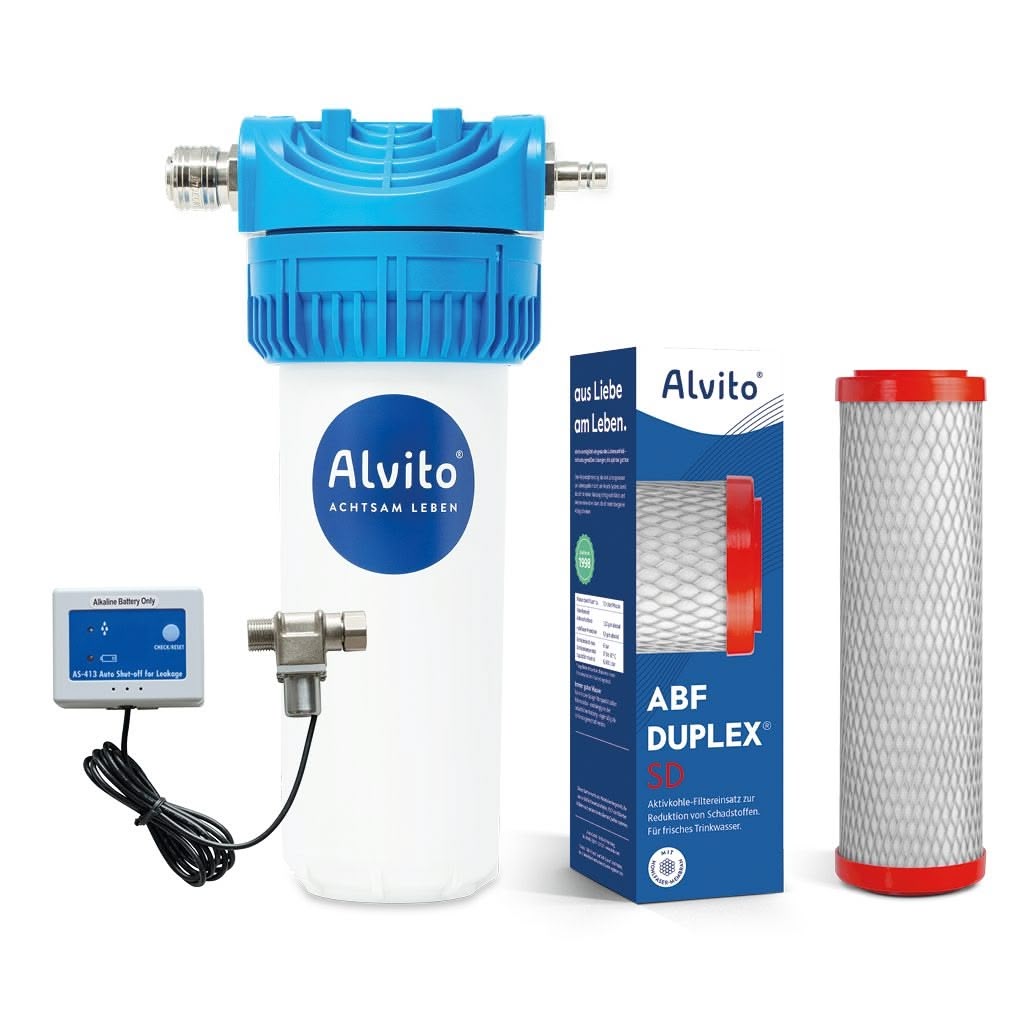 Das Alvito Untertisch-Wasserfilter-Set Smart Direct enthält einen blau-weißen Aktivkohle-Blockfilter, einen digitalen Zähler mit Kabel, einen T-Anschluss, eine ABF Duplex SD-Box und eine zylindrische Filterpatrone mit rotem Rand.
