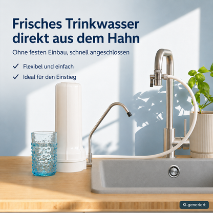 Alvito Auftischfilter Set Pure auf einer Küchenarbeitsplatte neben Trinkglas und Wasserhahn