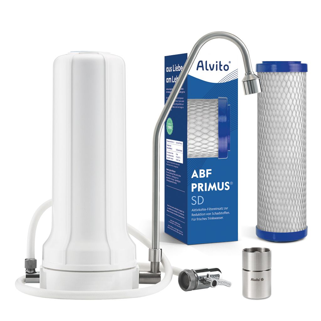 Das Alvito Auftischfilter Vital mit ABF Primus SD besteht aus einem weißen Filtergehäuse mit Edelstahl-Auslaufrohr, dem Wasserwirbler Viva 2.8 und der ABF-Primus-SD-Filterpatrone in der Originalverpackung.