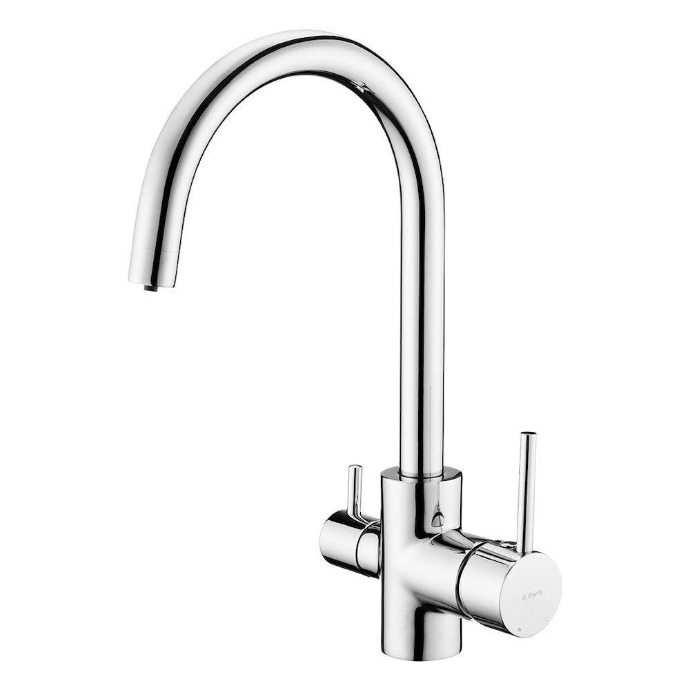 Die Basico 3-Wege-Wasserhahn Chrom II ist eine moderne, verchromte Küchenarmatur mit hohem, geschwungenem Auslauf und zwei seitlichen Hebeln für die Warm- und Kaltwasserregulierung, die vor einem schlichten weißen Hintergrund stehen.