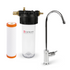 Der Carbonit VARIO-HP Untertisch-Wasserfilter verfügt über ein klares Gehäuse, eine weiß-orange Aktivkohle-Blockfilterkartusche, eine moderne Chromarmatur und ein "Carbonit"-Label. Genießen Sie gefiltertes Trinkwasser direkt aus Ihrem Wasserhahn.