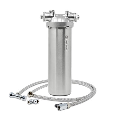 Der Carbonit Vario Inox Basic, ein hochwertiges Untertisch-Wasserfiltergehäuse aus V2A-Edelstahl, steht aufrecht auf weißem Grund mit zwei geflochtenen Metallschläuchen und Armaturen. Das Carbonit-Logo ist an der Seite des hochwertigen Geräts sichtbar.