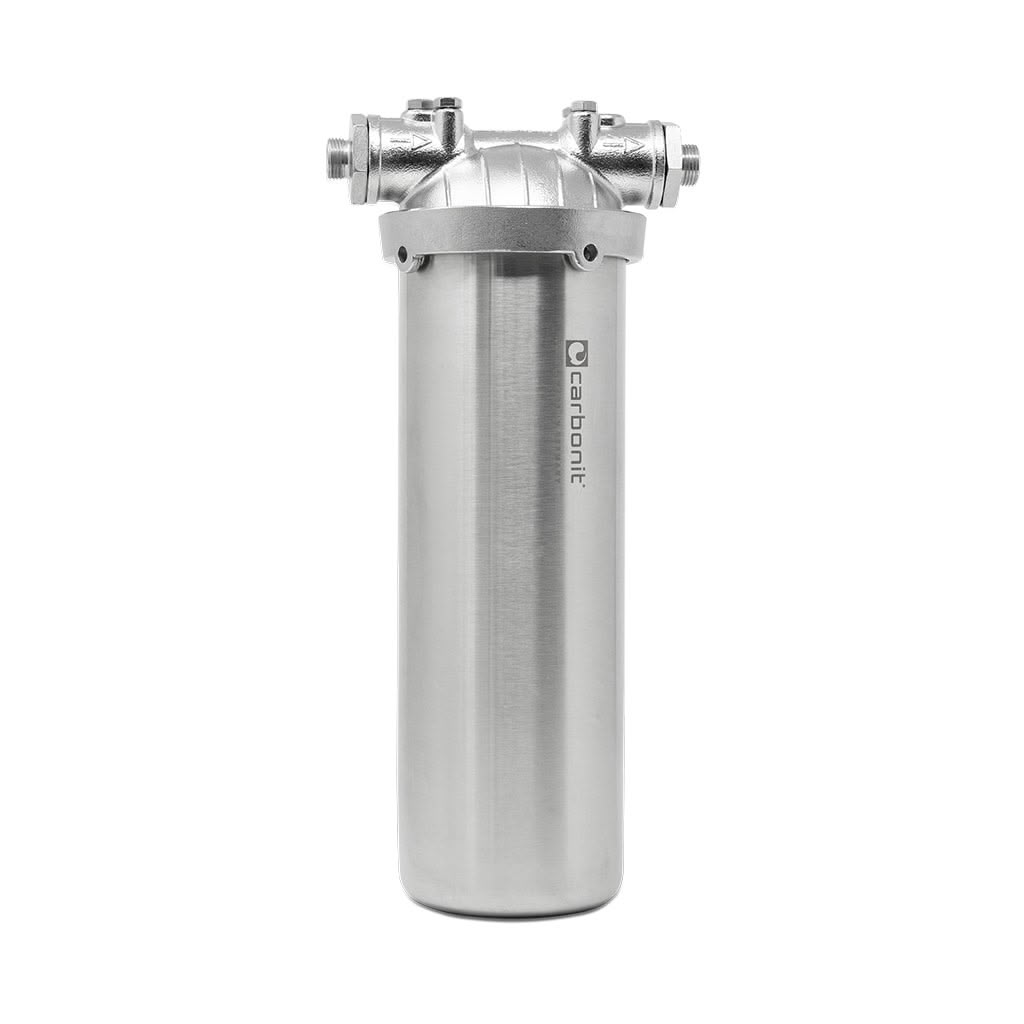 Der Carbonit Vario Inox Basic ist ein Untertischwasserfilter aus V2A-Edelstahl mit zylindrischem Gehäuse und zwei oberen Zu- und Abläufen. Der Schriftzug "Carbonit" ist senkrecht auf der Seite aufgedruckt. Der Hintergrund ist weiß.