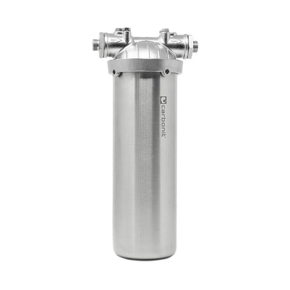 Der Carbonit Vario Inox Basic ist ein Untertischwasserfilter aus V2A-Edelstahl mit zylindrischem Gehäuse und zwei oberen Zu- und Abläufen. Der Schriftzug "Carbonit" ist senkrecht auf der Seite aufgedruckt. Der Hintergrund ist weiß.