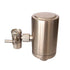 Der Carbonit GO travel inox Reisefilter aus Edelstahl ist ein zylindrischer Wasserfilter aus gebürstetem Edelstahl mit einem Ventil zur Durchflussregulierung und einem Aktivkohle-Filter für gefiltertes Trinkwasser, geeignet für den Untertisch- oder Wasserhahn-Einbau.