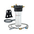 Der Carbonit VARIO-HP Untertisch-Wasserfilter verfügt über ein transparentes Filtergehäuse, Messingverschraubungen, eine schwarze Halterung, einen flexiblen Schlauch, Anschlussverschraubungen und ein schwarzes Kunststoff-Montagewerkzeug für gefiltertes Trinkwasser.