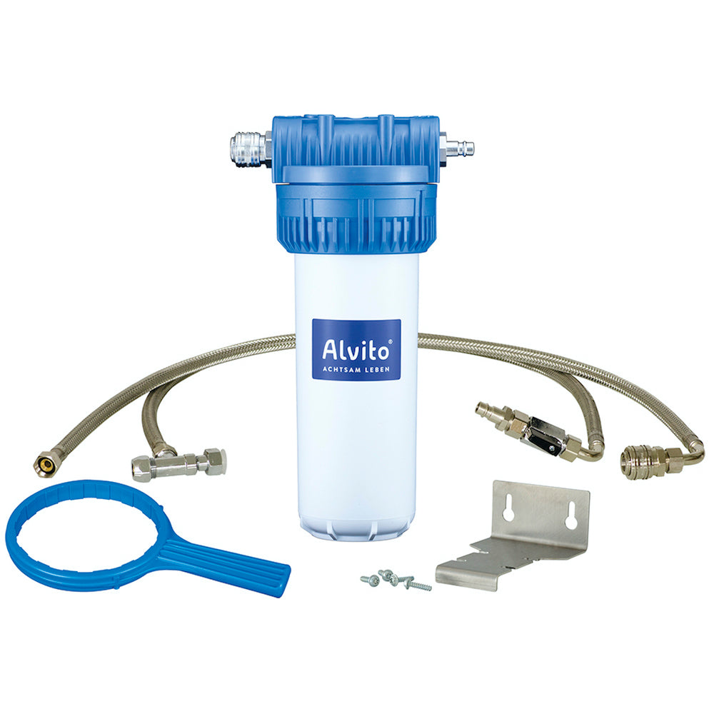 Das Alvito Untertisch-Wasserfilter-Set Smart Direct von Alvito, bestehend aus Metallschläuchen, Halterung, Schrauben, blauem Schraubenschlüssel und Messinganschlüssen, ist übersichtlich auf weißem Grund angeordnet.