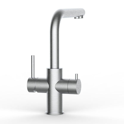 Der Lago 5-Wege-Wasserhahn Edelstahl matt gebürstet - niedrige Variante besticht durch sein schlichtes, modernes Design mit zwei zylindrischen Griffen, ideal für gefiltertes Wasser, und ist elegant auf weißem Grund abgebildet.