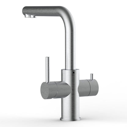 Der Lago 5-Wege-Wasserhahn Edelstahl matt gebürstet - niedrige Variante ist ein moderner Küchenhahn mit rechteckigem Auslauf und zwei zylindrischen Griffen, ideal für gefiltertes Wasser, freigestellt auf weißem Hintergrund.