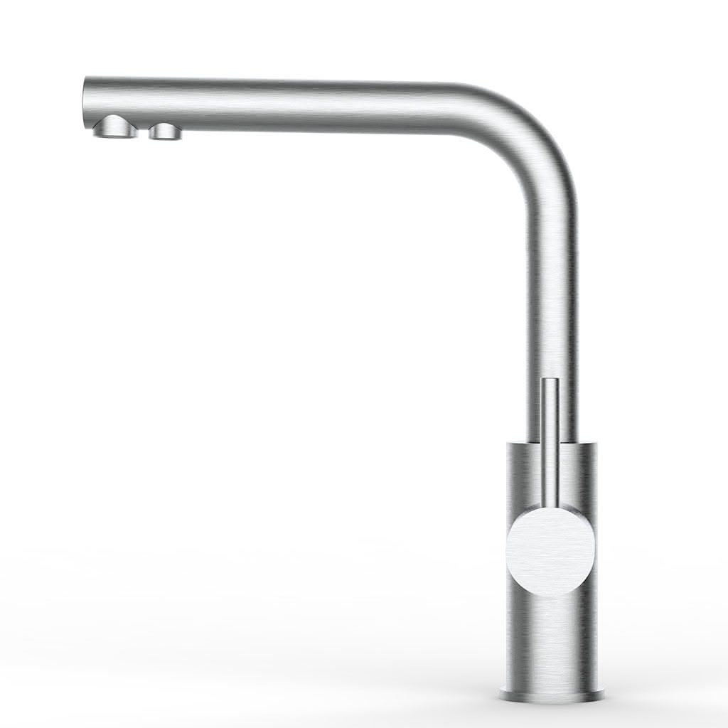 Der Lago 5-Wege-Wasserhahn Edelstahl matt gebürstet - niedrige Variante verfügt über einen geschwungenen Auslauf, einen zylindrischen Fuß und einen Einhebelgriff. Genießen Sie gefiltertes Wasser mit diesem modernen Edelstahl-Wasserhahn, der auf einem schlichten weißen Hintergrund abgebildet ist.