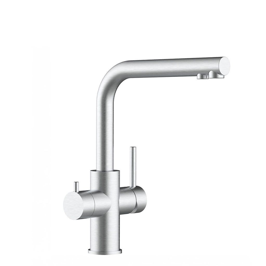 Der Lago 5-Wege-Wasserhahn Edelstahl matt gebürstet - niedrige Variante verfügt über einen hohen, geschwungenen Auslauf, einen zylindrischen Sockel und zwei seitliche Griffe für Stil und gefiltertes Wasser auf einem schlichten weißen Hintergrund.