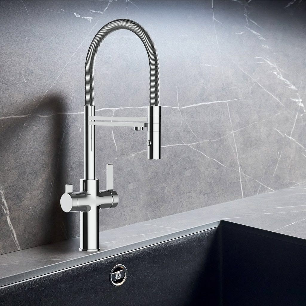 Der Levanto NEO 4-Wege-Niederdruck-Wasserhahn Chrom für Wasserfilter mit hohem, geschwungenem Auslauf und herunterziehbarer Handbrause ist über einem dunklen Waschbecken vor einer grauen Marmoraufkantung installiert.