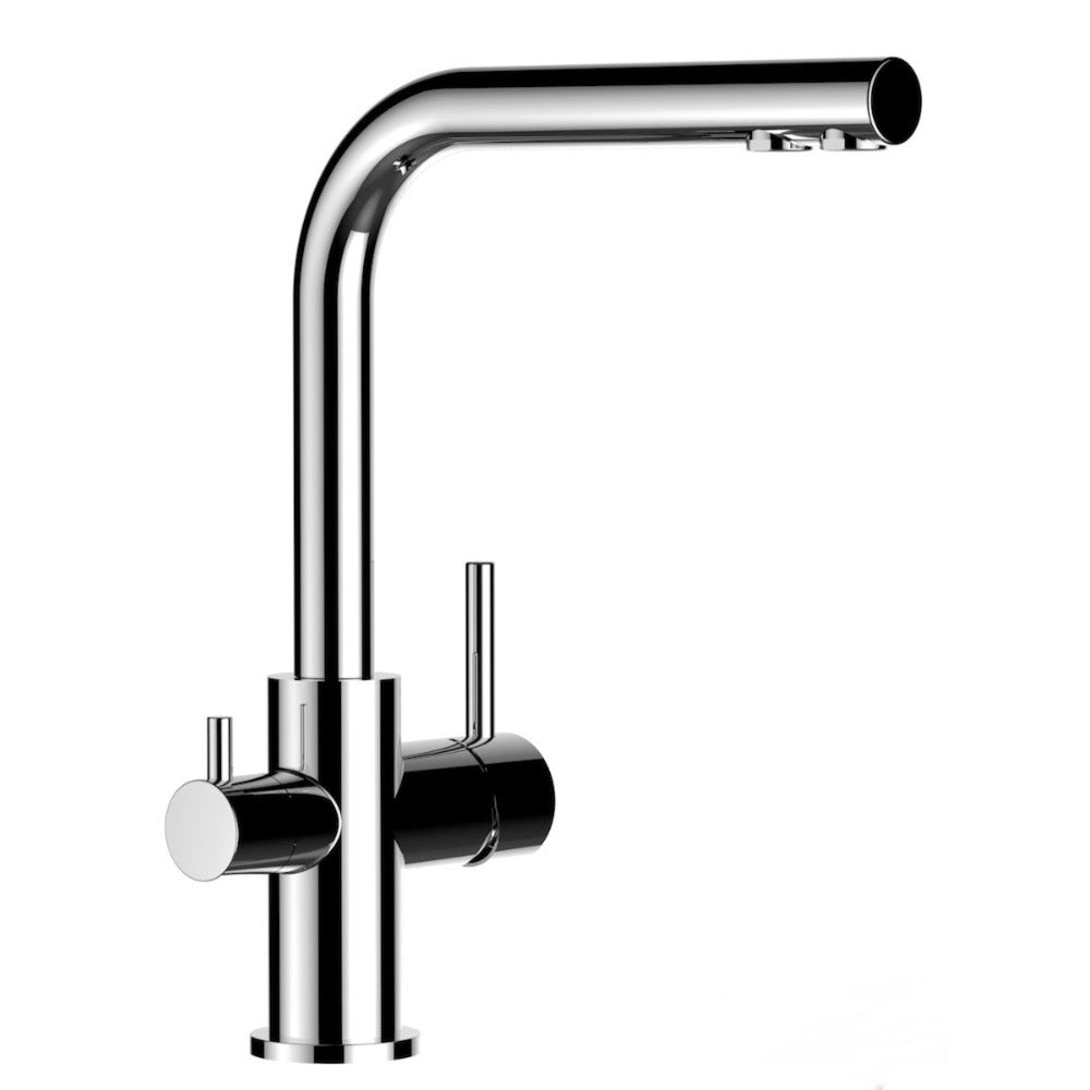 Die Paola 3-Wege-Wasserhahn Chrom ist eine moderne Küchenarmatur mit einem hochgewölbten, L-förmigen Auslauf und zwei Griffen auf weißem Grund.