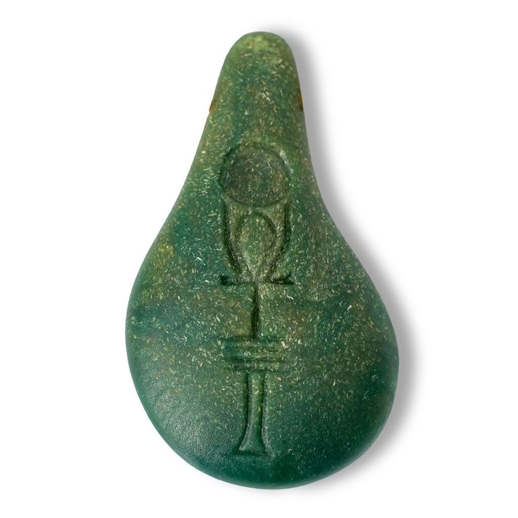 Der Stein der Harmonie ist ein grüner, tropfenförmiger Stein, in den ein altägyptisches Ankh-Symbol eingraviert ist. Er verbindet natürliche Schönheit mit der Mystik antiker Revitalisierungsmethoden.