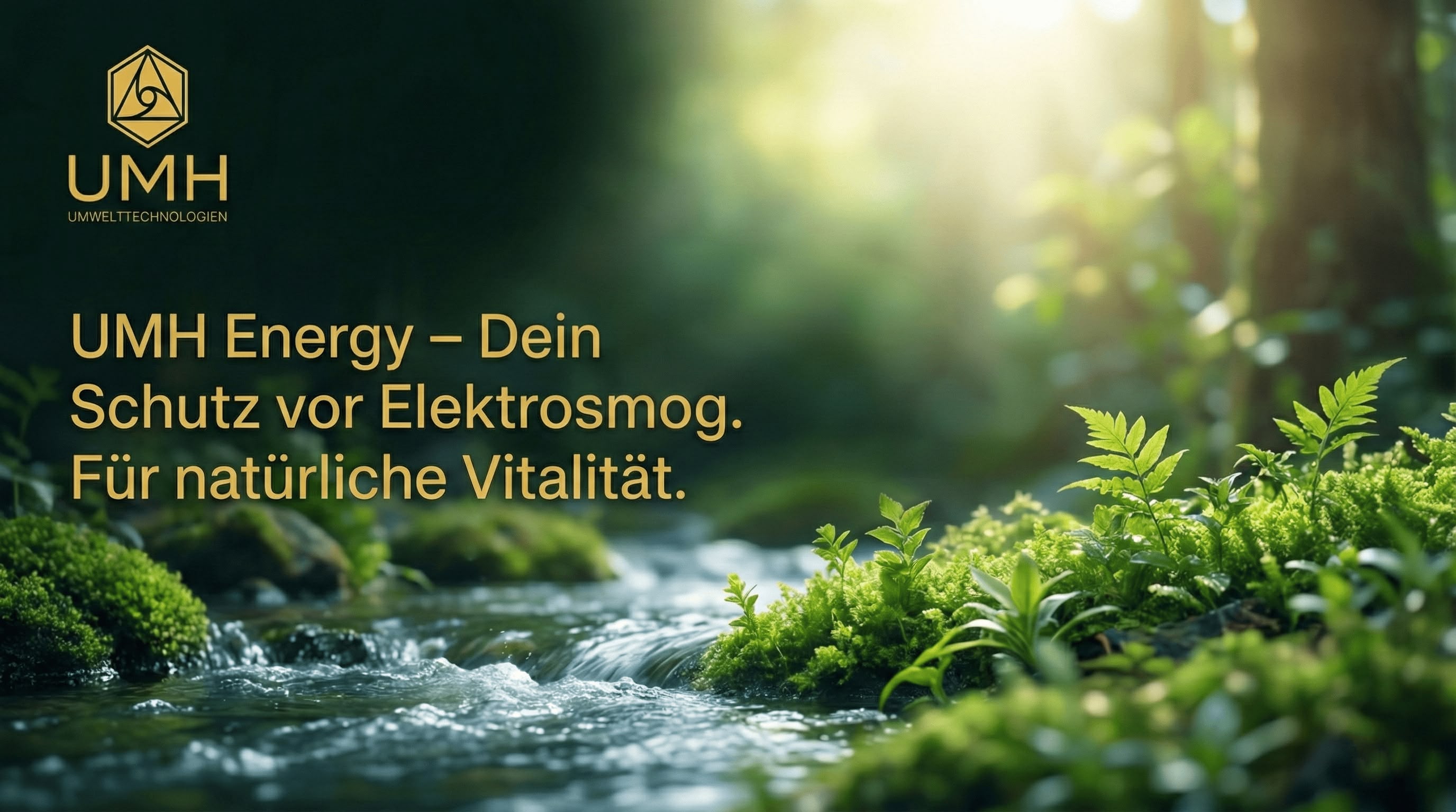 Eine üppige, grüne Waldszene mit Sonnenlicht, das durch die Bäume scheint. Im Vordergrund sind Moos und Pflanzen an einem fließenden Bach zu sehen. Der Text auf Deutsch wirbt für UMH Energy zum Schutz vor Elektrosmog und für natürliche Vitalität.