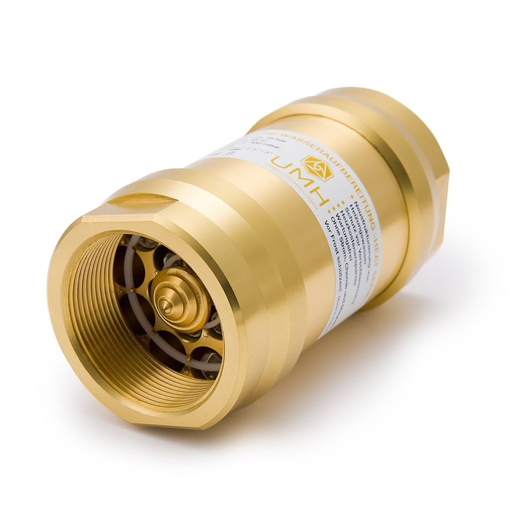 Der UMH Heat ist ein goldfarbenes, zylindrisches Metallgerät mit einer Gewindeöffnung, komplizierten Innenteilen und einem weißen Etikett mit technischen Details und einem Logo - entwickelt, um Heizungswasser zu aktivieren und das Raumklima zu verbessern. Fotografiert auf weißem Hintergrund.