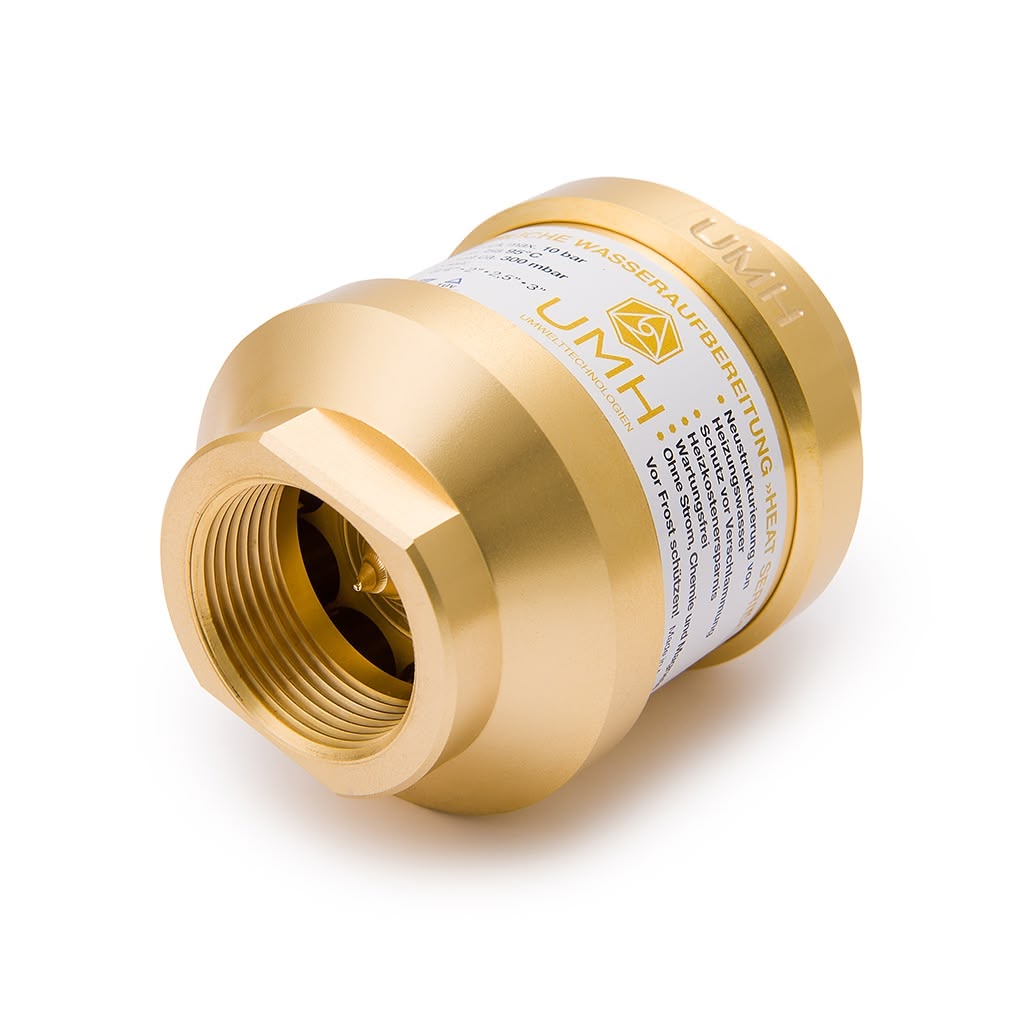 Der UMH Heat ist ein goldfarbenes, zylindrisches Wasseraufbereitungsgerät mit Metallgewinde und deutschem Typenschild - perfekt für die energetische Aufbereitung von Heizungswasser und die Verbesserung des Raumklimas.