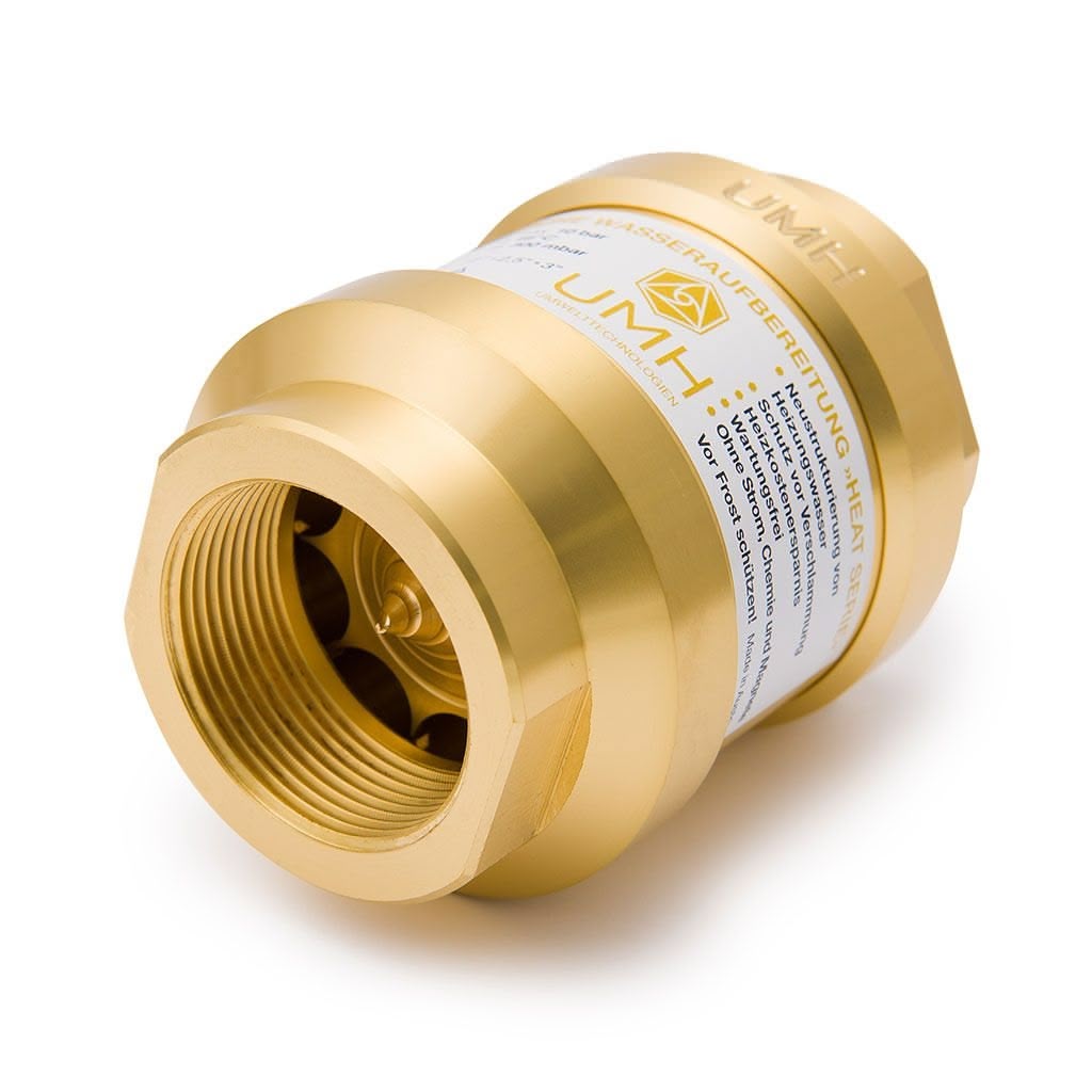 Der UMH Heat ist ein goldfarbenes, zylindrisches Metallgerät mit Gewindeanschlüssen und einem weißen Etikett mit Text und Logos, das dazu dient, das Heizungswasser mit Energie zu versorgen und so das Raumklima zu verbessern.