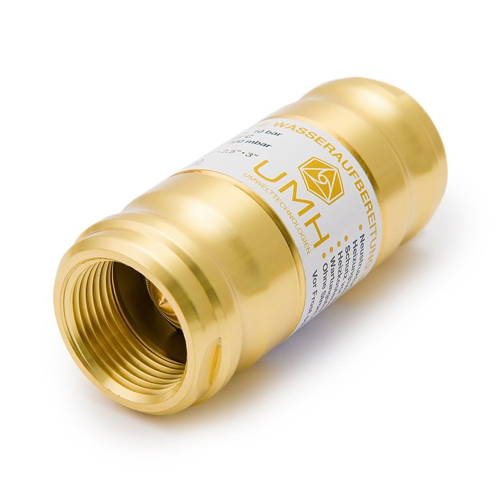 Eine goldfarbene, zylindrische UMH Heat Wasserfilterpatrone mit Gewinde und beschriftet mit Text, Logo und UMH Branding für Heizungswasser energetisieren und Raumklima verbessern, dargestellt auf weißem Hintergrund.