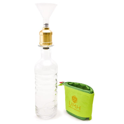 Das UMH Pure Travel beinhaltet eine Klarglas-Wasserflasche mit einem Gold-Silber-Filter für sechseckiges Wasser, einen weißen Trichter und eine grüne Reißverschlusstasche mit orangem UMH-Logo - ideal für die mobile Wasserenergetisierung.