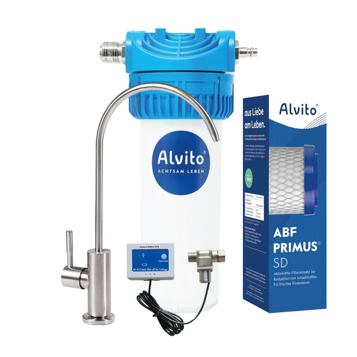 Das Alvito Untertisch-Wasserfilter-Set Split Pure besteht aus einem blau-weißen Filtersystem mit Aktivkohle-Blockfilter, Edelstahlhahn, Steuereinheit mit Kabel, kleinem Ventil und der Alvito ABF Primus SD Produktbox.