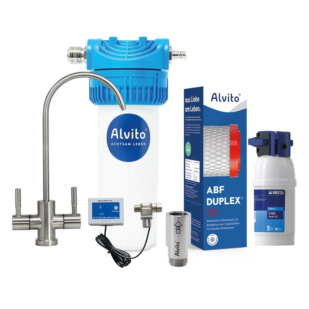 Das Alvito Untertisch-Wasserfilter-Set Split Complete enthält eine blau-weiße Filtereinheit, einen Edelstahl-Wasserhahn, eine Filterkartusche, einen kleinen Metallzylinder, ein Steuerventil und eine Produktverpackung von Alvito und Brita.