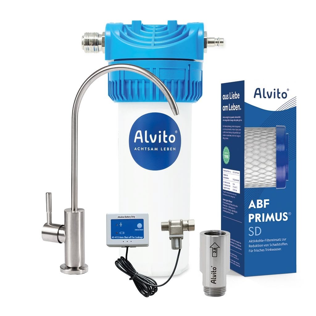 Das Alvito Untertisch-Wasserfilter-Set Split Pro besteht aus einer blau-weißen Filtereinheit, Metallhahn, Aktivkohle-Blockfilterpatrone (verpackt), kleinem Display, Anschlussventil, Wasserwirbler und zylindrischem Metallteil.
