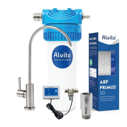 Das Alvito Untertisch-Wasserfilter-Set Split Pro besteht aus einer blau-weißen Filtereinheit, Metallhahn, Aktivkohle-Blockfilterpatrone (verpackt), kleinem Display, Anschlussventil, Wasserwirbler und zylindrischem Metallteil.