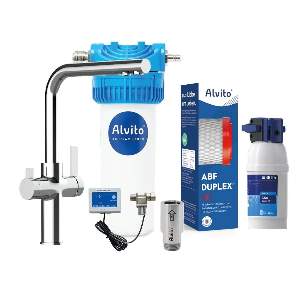 Das Alvito Untertisch-Wasserfilter-Set Integral Complete enthält einen Wasserhahn, ein blau-weißes Filtergehäuse, eine Kartusche, einen Brita-Filter, einen Metalladapter, eine Sensorvorrichtung und eine Verpackung für optimal gefiltertes Trinkwasser.