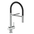Der Levanto 3-Wege-Wasserhahn Edelstahl für Wasserfilter hat einen hohen, geschwungenen schwarzen Auslauf mit Chromakzenten, einen Einhebelgriff, ein minimalistisches Design und ermöglicht ein einfaches Umschalten auf gefiltertes Wasser.